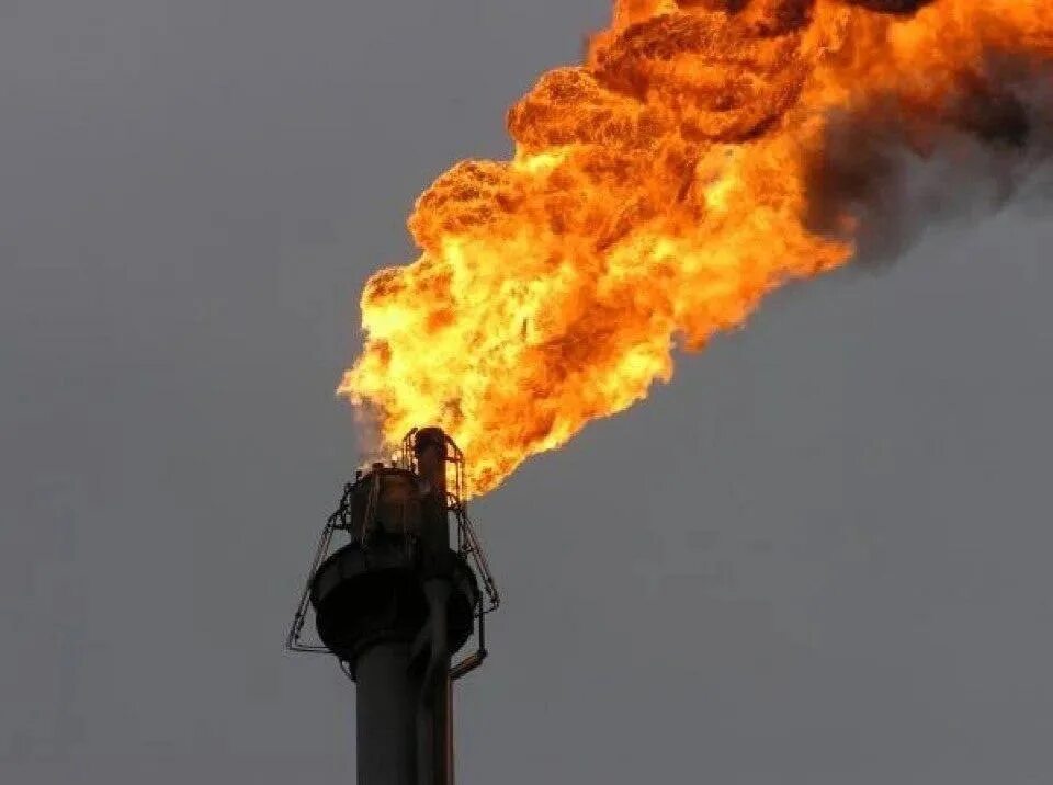 Капотня завод мнпз. Факел нпз. Нефтяной факел капотня. Факел нпз капотня. Капотня завод мнпз.