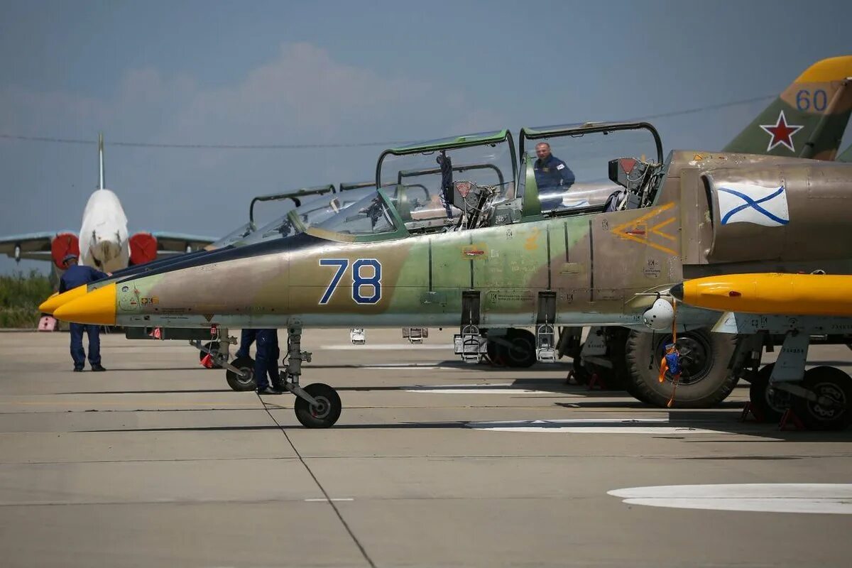 Самолет л-39 Альбатрос. Л-39 Ейск. Учебно-тренировочный самолет л-39. Л-39 ВМФ. Самолет л 3