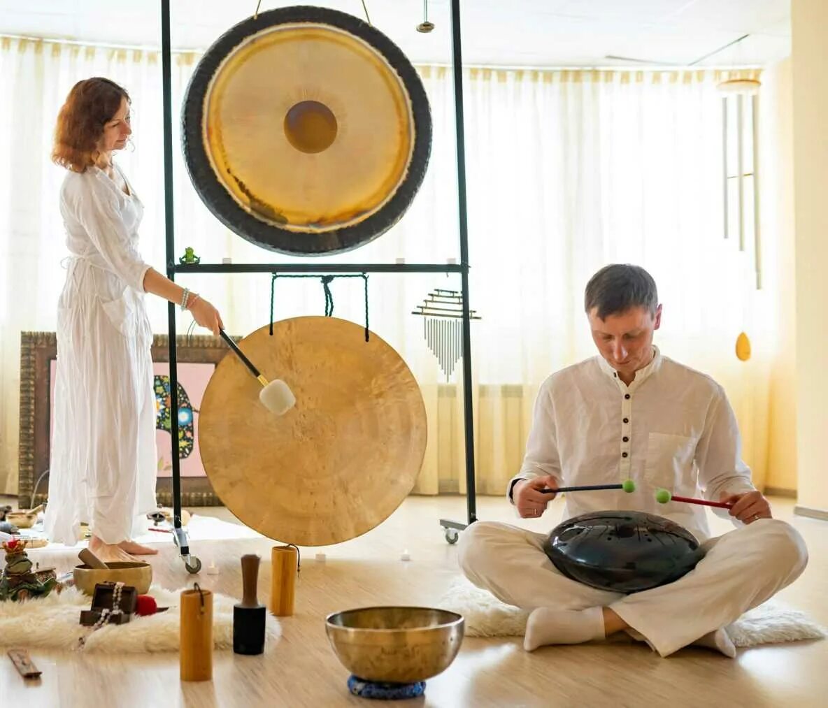 Гонг медитация. Ганг музыкальные инструменты. Звуковые чаши для медитации. Гонг музыкальный инструмент. Звук поющих чаш