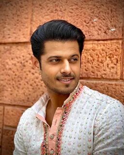 Шұлық пен труси киген ит стиліндегі әйелдің суреті тесігі бар