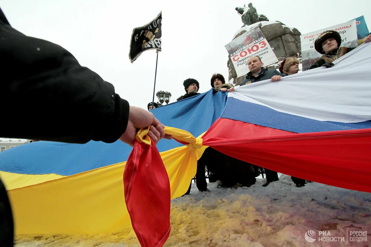 Украина россия завтра. Украина – это Россия. Флаг России и Украины. Флаг России и Украины вместе. Российский и украинский флаг.