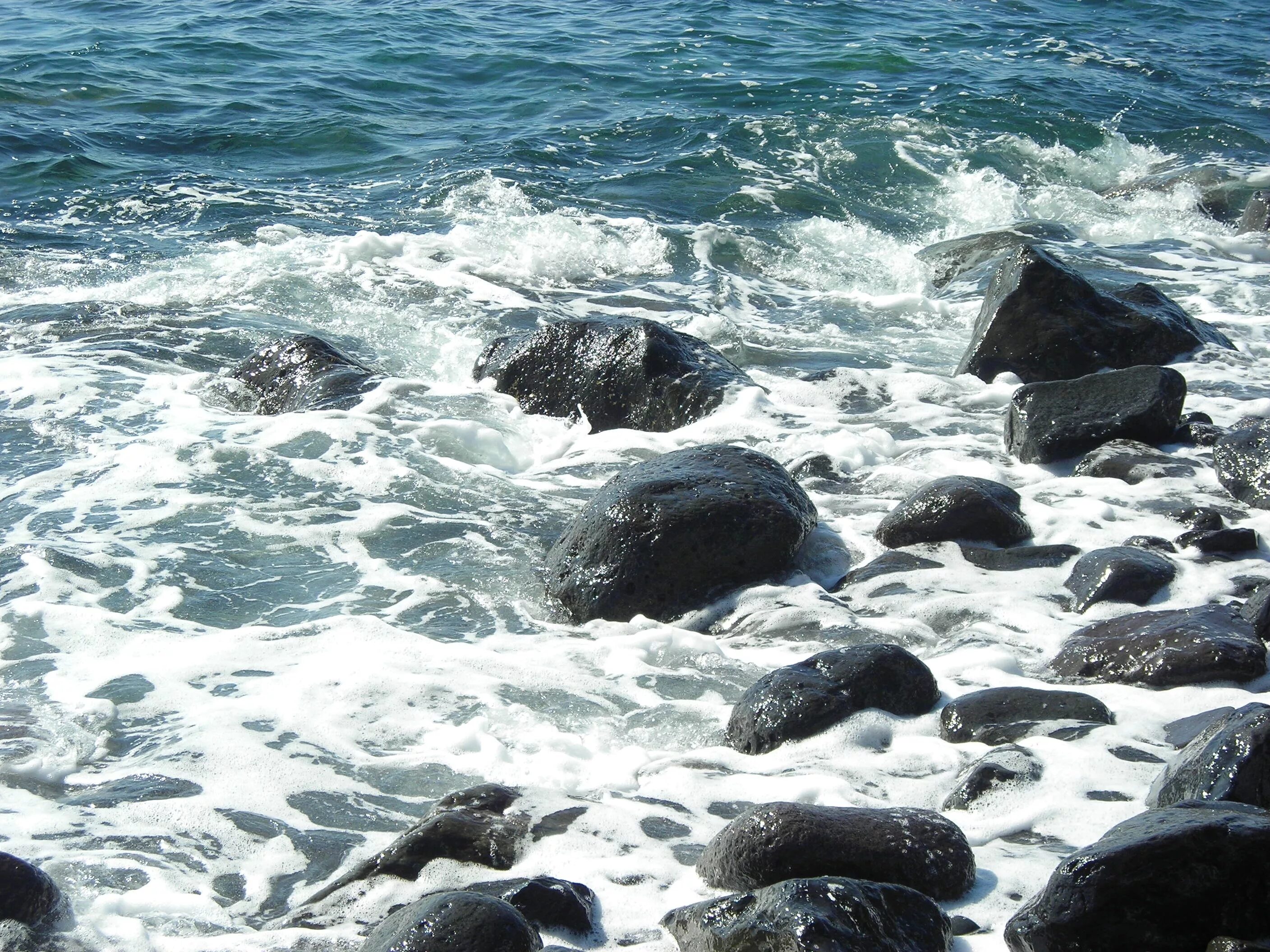 Волновые камни. Камни азовского моря. волны и камни. волновой камень. фото море камни волны.