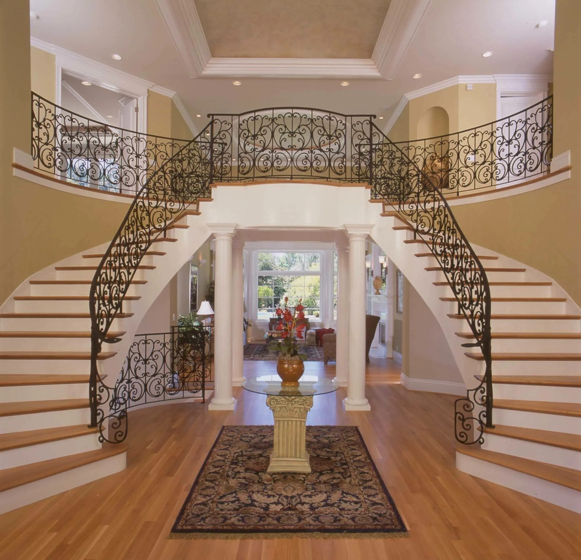 Красивый второй этаж. Полукруглая лестница. Лестница в доме. Красивые лестницы в доме. Шикарная лестница.