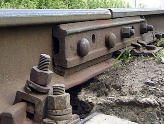 Дублирующие стыковые рельсовые соединители. Накладка для стыков рельсов р50. Схема приварки рельсовых соединителей. Рельсовый соединитель 1200 ржд. Накладки рельс р 43 стыковые.