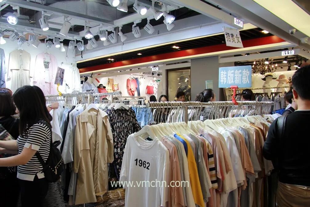 шоу рум секонд хенд. магазин дизайнерской одежды. бутик брендовой одежды. магазин мужской одежды реплика. брендовые вещи.