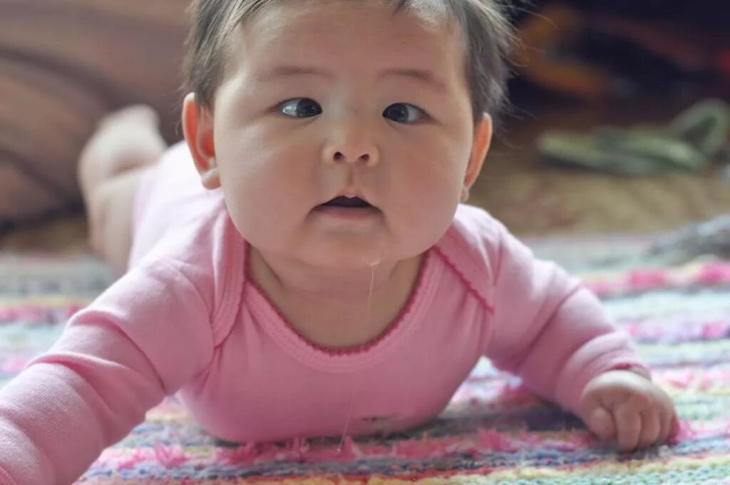Baby featured. Baby featured. Hi baby girl. Ребенок закидывает голову. Baby featured.