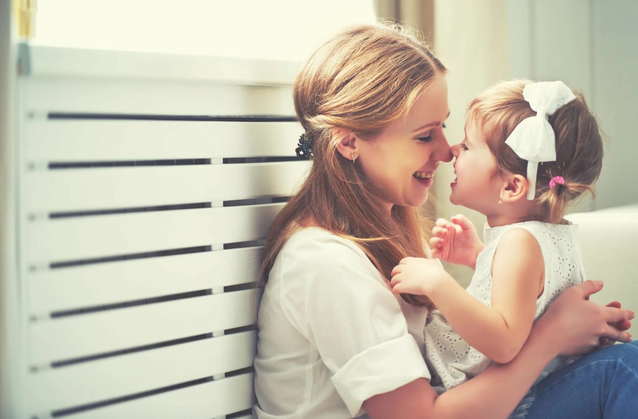 Tiny daughters. Мать с ребенком. Любовь матери. Мама и дети трогательные. Мама и дочка.