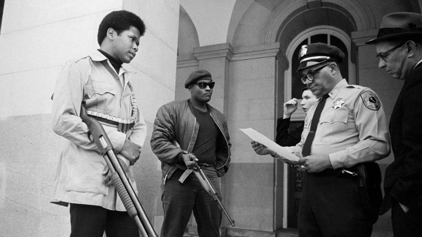 История про черного. Черные пантеры США 1968. Партия черные пантеры в США. Черная пантера 1960. Чёрные пантеры США 1970.