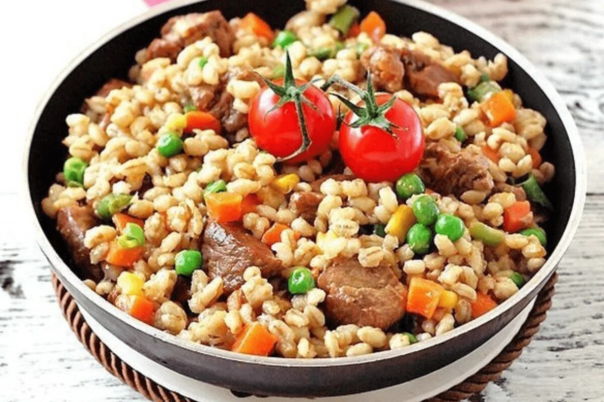Перловая каша со свининой. Перловая крупа с мясом. перловка с мясом. перловая каша с мясом. перловая каша с мясом, грибами и овощами.