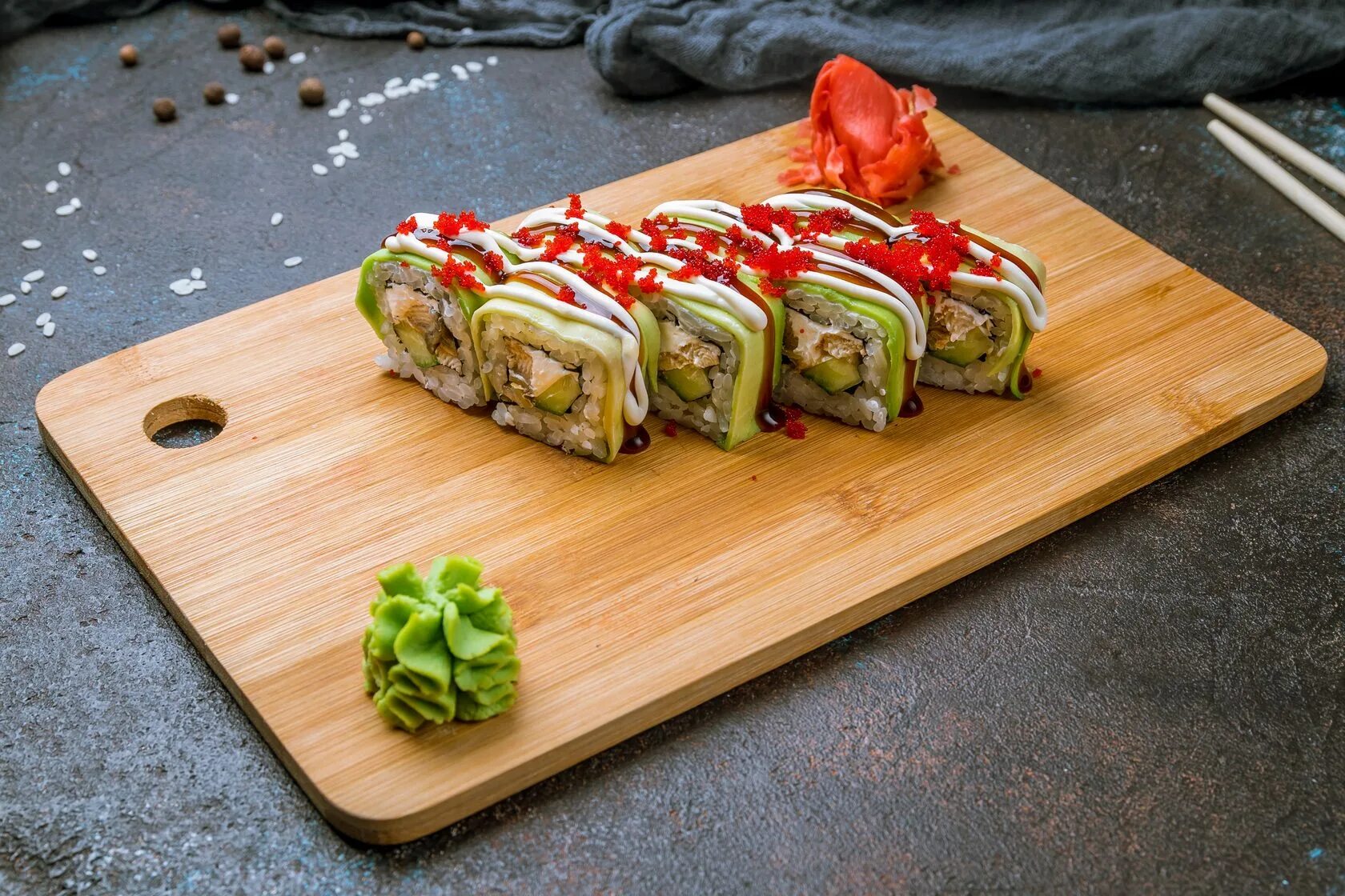 Роллы в ресторане. Суши wok домодедово. Роллы с манго. Суши вок курыжова. Суши вок домодедово парк.