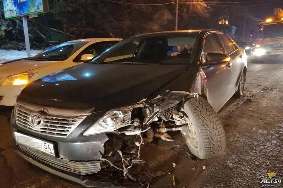 5 битый. Toyota camry 3. авария toyota camry 50. смертельное дтп тойота камри. разбитая белая тойота камри 55.