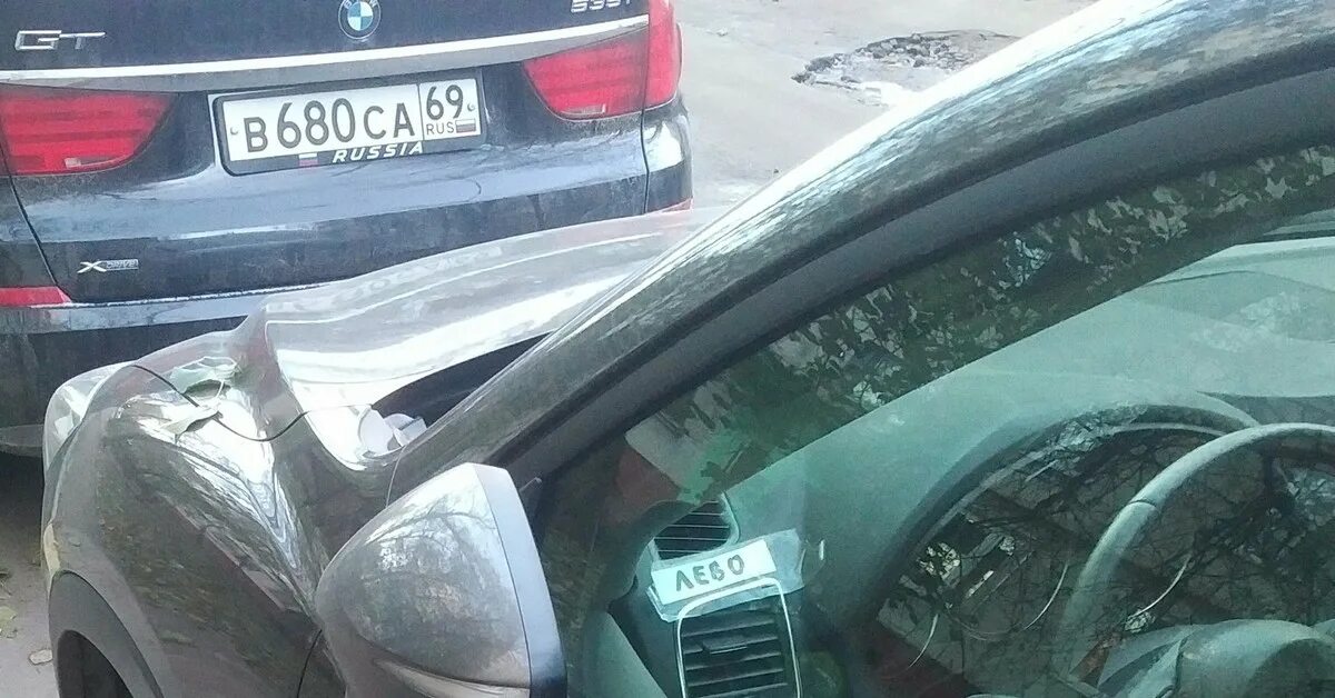 Автомобиль лево. Право и лево в авто. Лево и право за рулем. Надписи в машине лево право. Лево право прикол в машине.