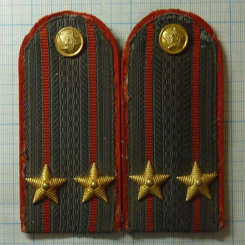 Погоны подполковника советской армии. Погоны капитана милиции ссср. Парадная форма лейтенанта вкс. Как выглядит подполковник. Парадный китель полковника советской армии.