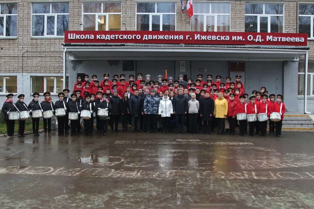 Движение ижевск. Программы движения кадетов. стрелка в ижевской школе. кадетская школа ижевск буммашевская 50 открытие полосы препятствий. граффити у школы 72 в ижевске.