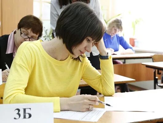 пьют ли учителя. учитель с кофе. учителя 5 классов. злой учитель и ученик. сюжетное фото учителя.