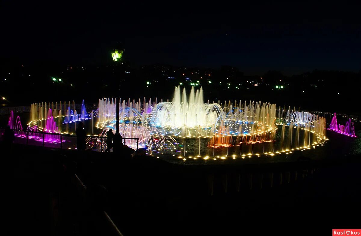 Светомузыкальный фонтан в Царицыно. Парк Царицыно Поющие фонтаны. Парк Царицыно фонтаны вечером. Поющий световой фонтан Царицыно. Фонтан в царицыно