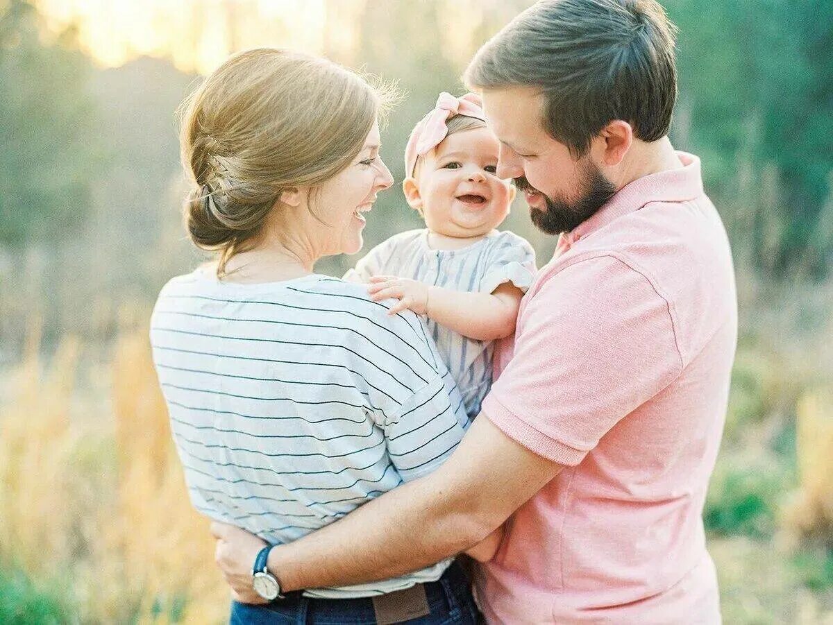 Про маму папу и дочку. Семья с маленькими детьми. Красивая семья. Родители и дети. Мама играет с ребенком в куклы.