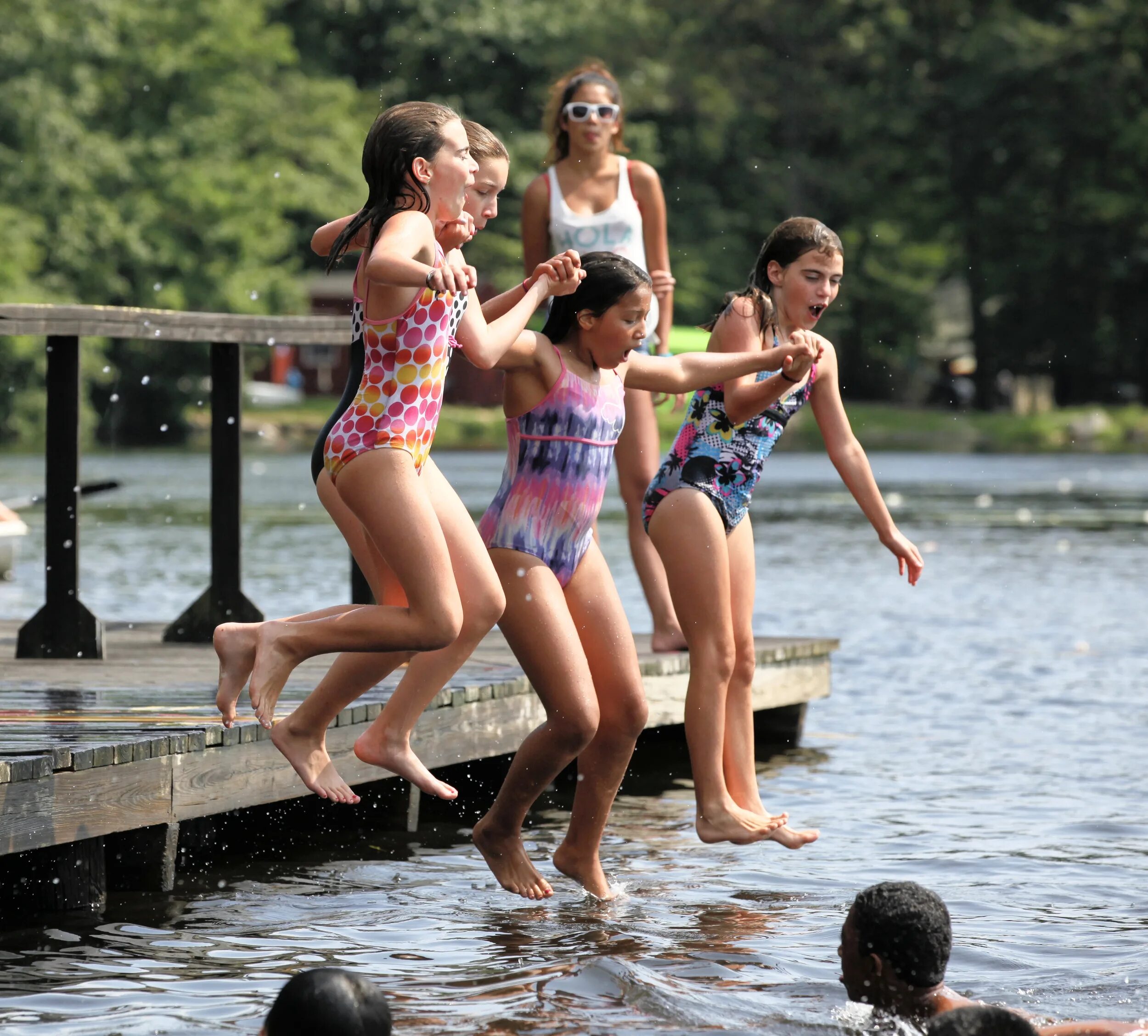 Naturism fun. Подростки натуристки на природе. Детский нудистский лагерь. Нудистский лагерь для девочек. Праздник нудизма.