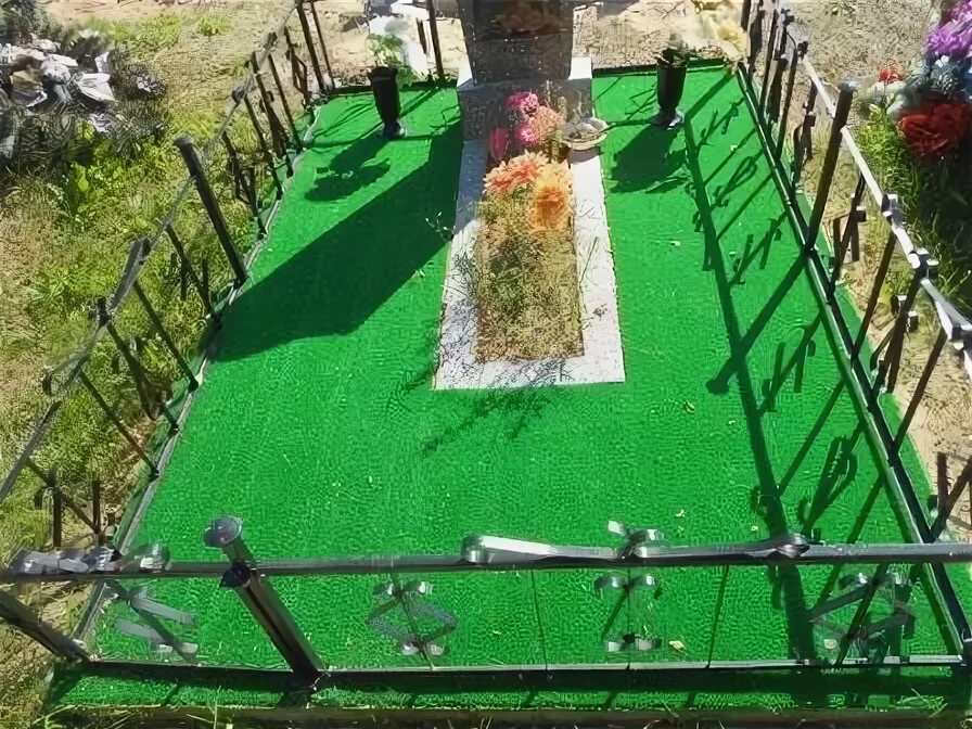 Сорняк растет на кладбище. Искусственный газон на кладбище. Искусственная трава для кладбища. Дорожка на кладбище. Укладка искусственного газона на кладбище.