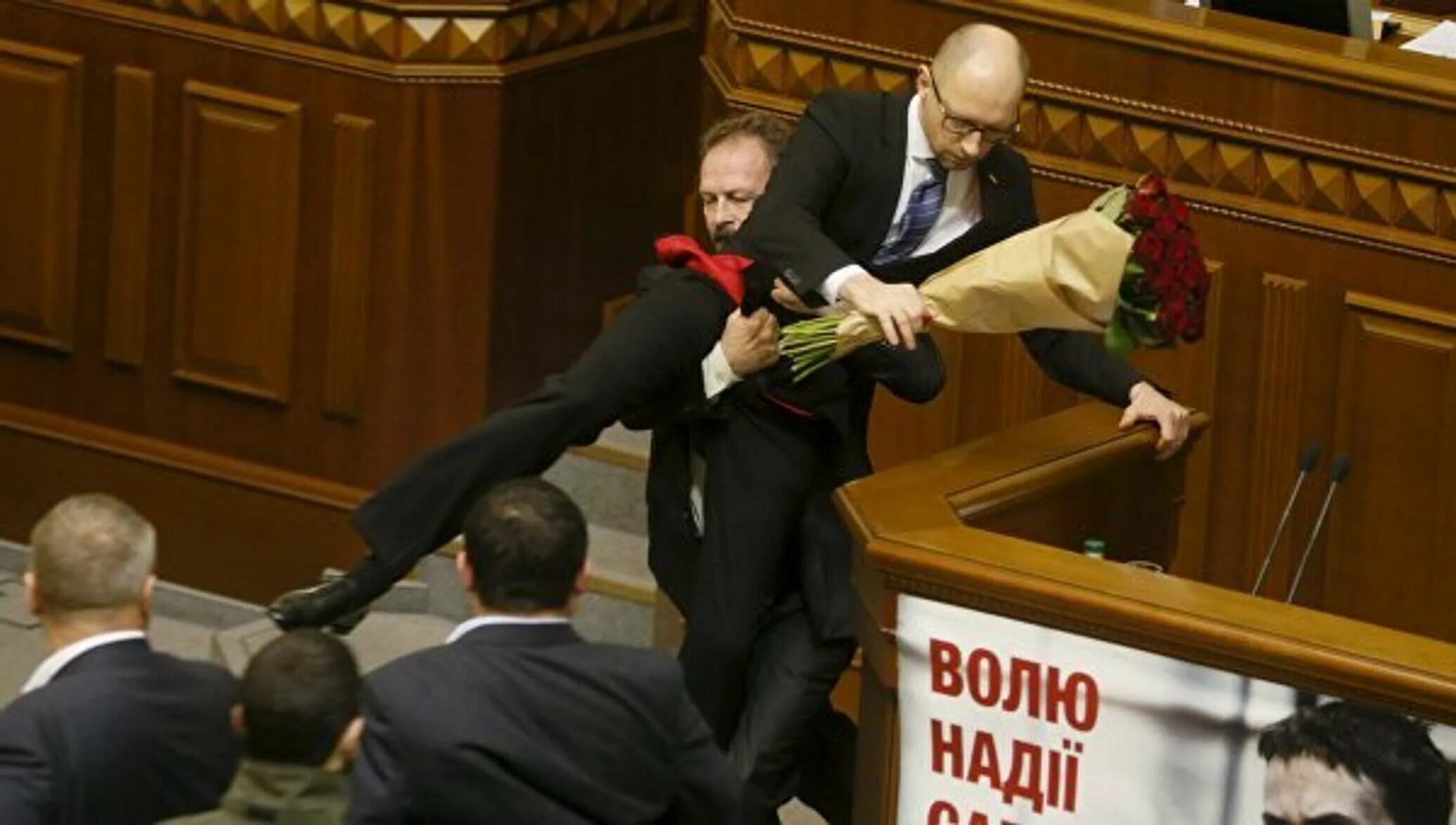 Драку депутатов