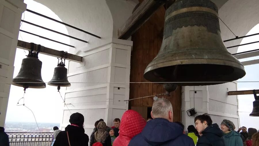 Троицкий монастырь колокольня звонари фото. Колокольня города Кирса колокольный звон. Музей колокольного звона Новосибирск. Погребальный звон колоколов. Группа пикник колокольный звон