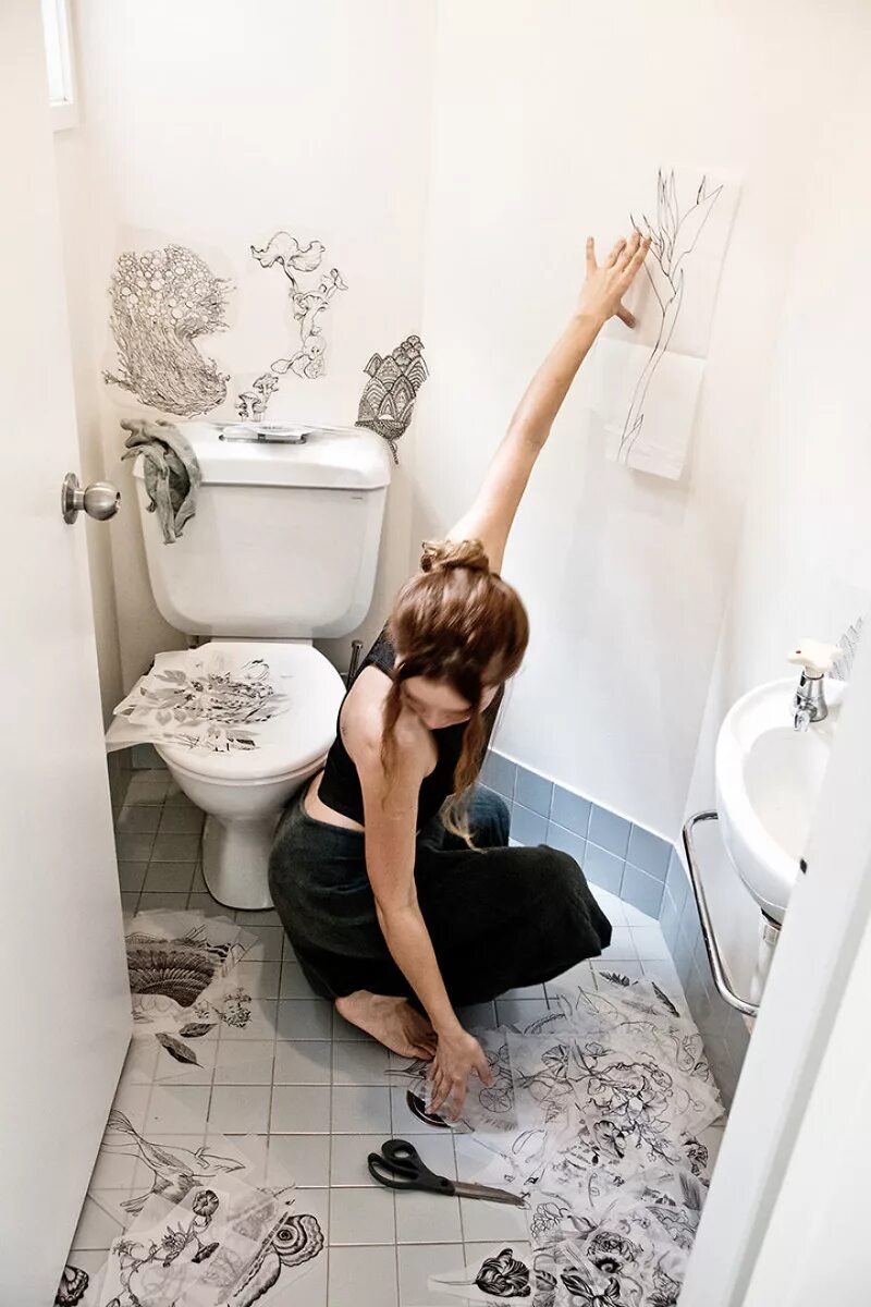 Женщина дома в туалете. Креативный туалет. Украшения для туалета. Креативный туалет в квартире. Креативные стены в туалете.