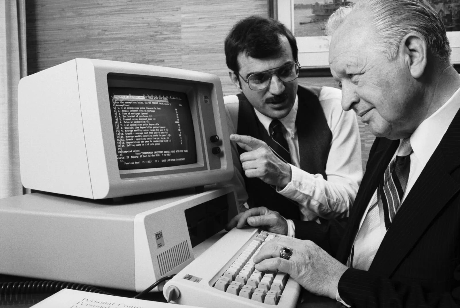 Старый компьютер. Компьютер 20 века. Самый первый компьютер. Самый первый персональный компьютер. Первый российский интернет