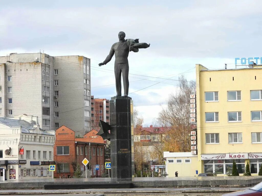 Памятник Гагарину в Гжатске. Г Гагарин Смоленской области памятник Гагарину. Памятник Гагарина в Гагарине Смоленской области. Памятник Гагарину Гагаринский район. Г гагарин памятники