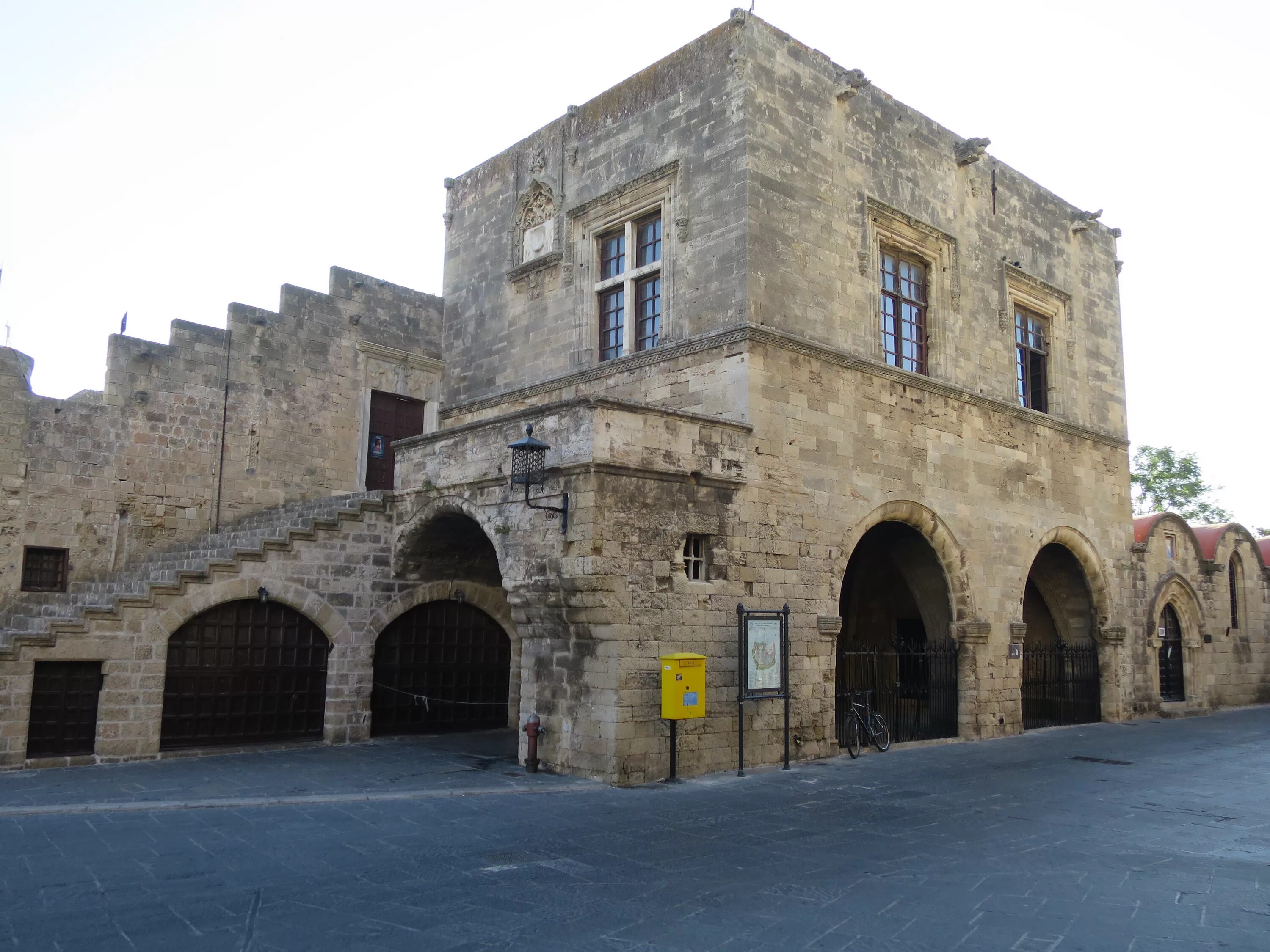 дворец рыцарей родос. родос крепость дворец великого магистра. где хорошо сохранились средневековые постройки. средневековый замок кабардинка. греция средневековый город родоса.