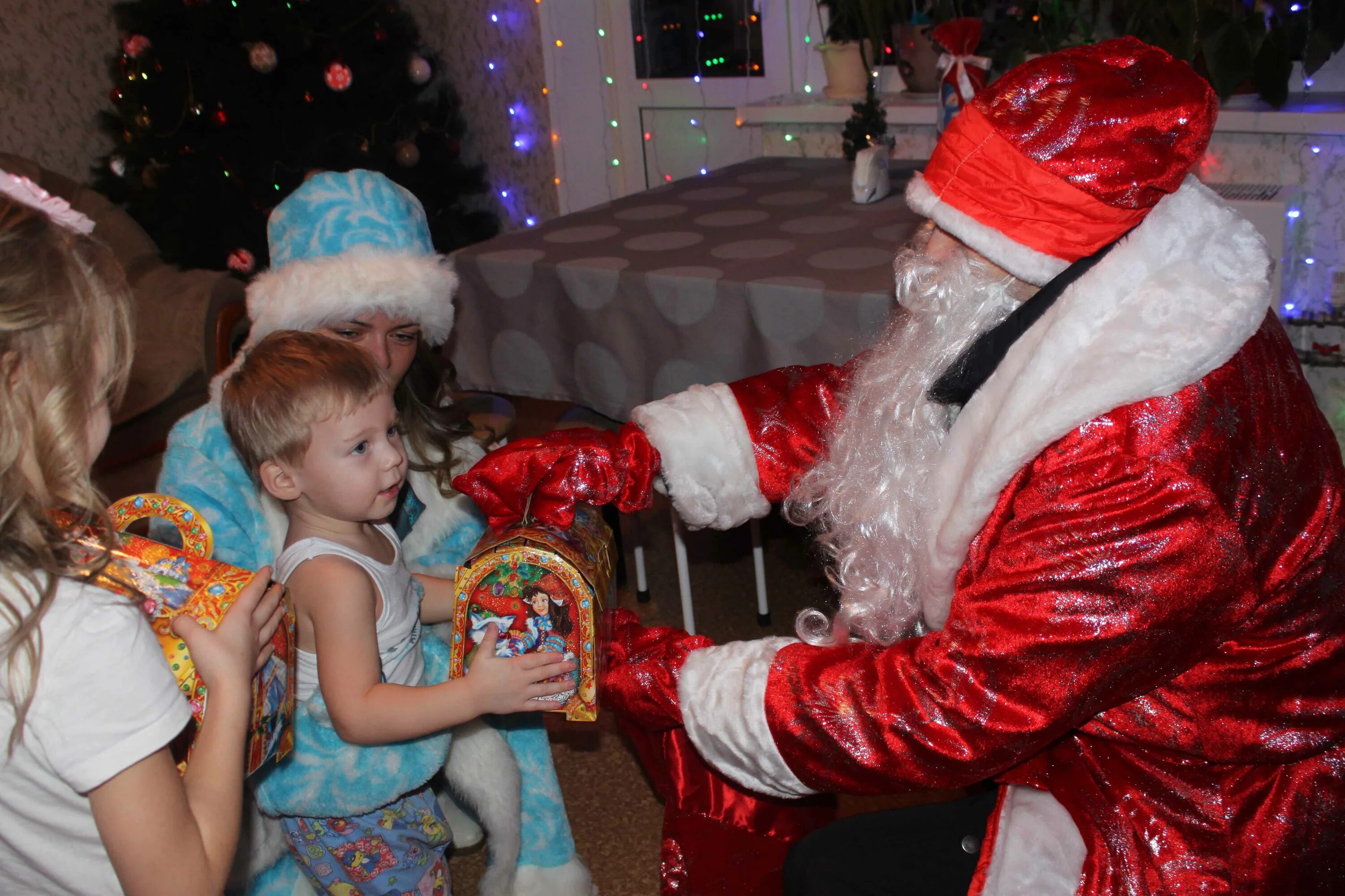 новогодняя елка для детей. наряжаем елку. новый год семья. традиции новый год детям. традиции новый год детям.