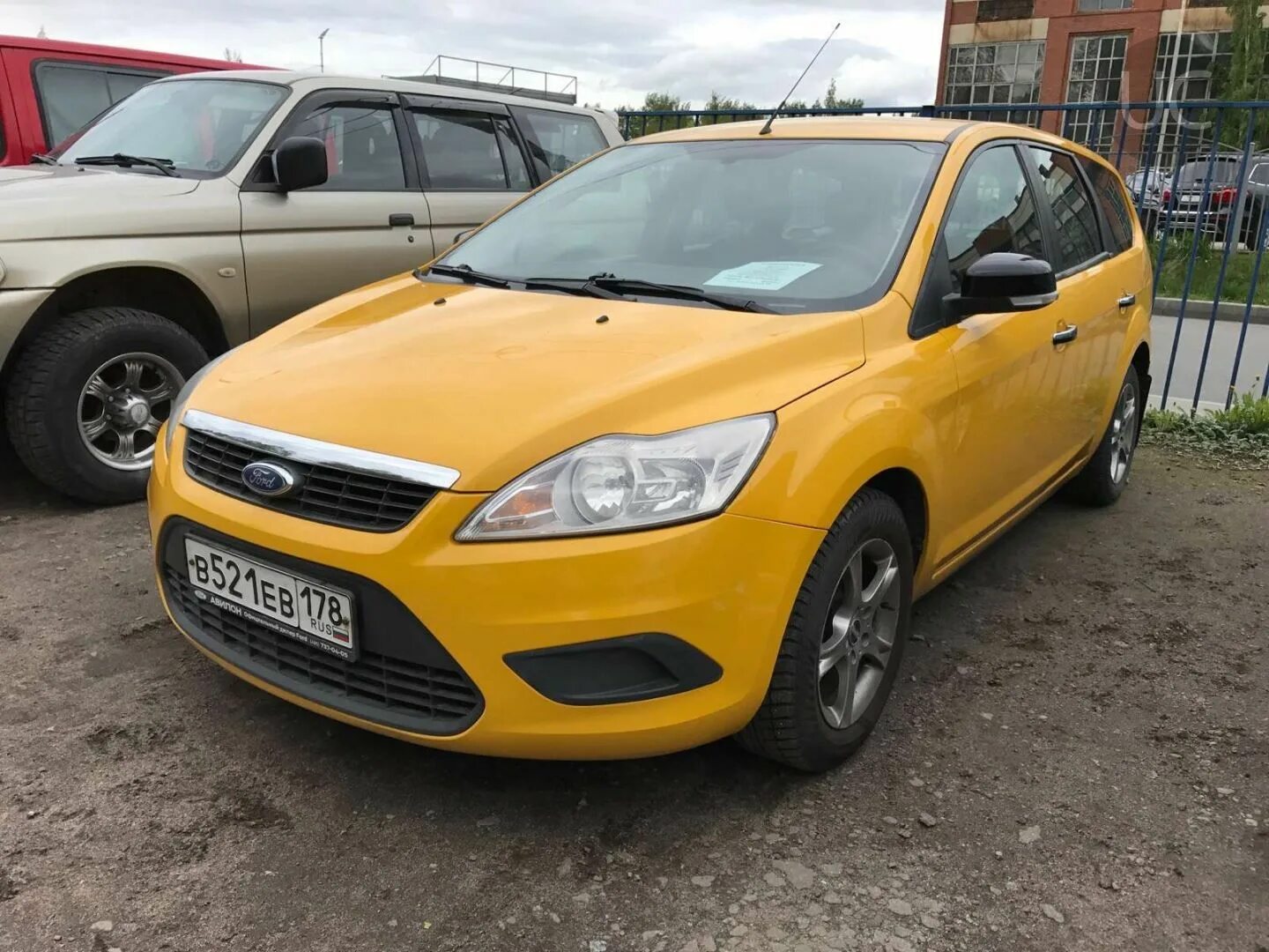 Купить форд фокус в нижнем новгороде. Ford Focus 2011. Ford фокус 2011. Ford Focus желтый 2011. Фокус 2011 Форд желтый.