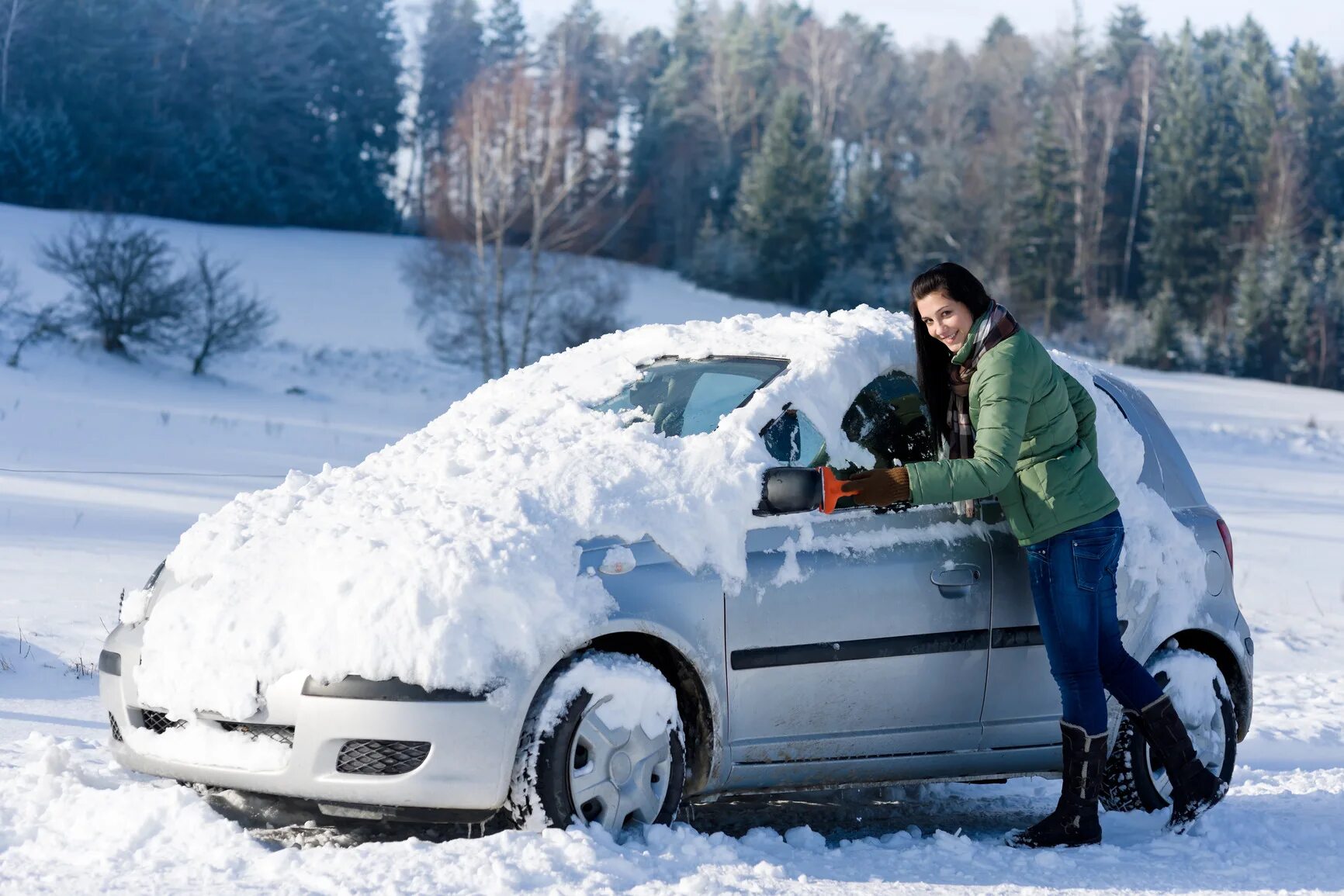 Машина снежка. Автомобиль зимой. Машина в снегу. Машина в сугробе. Фотосессия с машиной зимой.