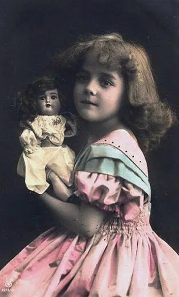 Куклы для девочек. Старинные куклы. Антикварная кукла девочка. Фотосессия кукла. Картинка девочка с куклой