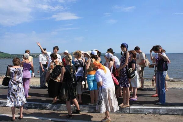 ноги людей на улице. плакетка подарочная. фото женщины на экскурсии. изумрудная долина реки аше экскурсия. мужчина с чемоданом в аэропорту.