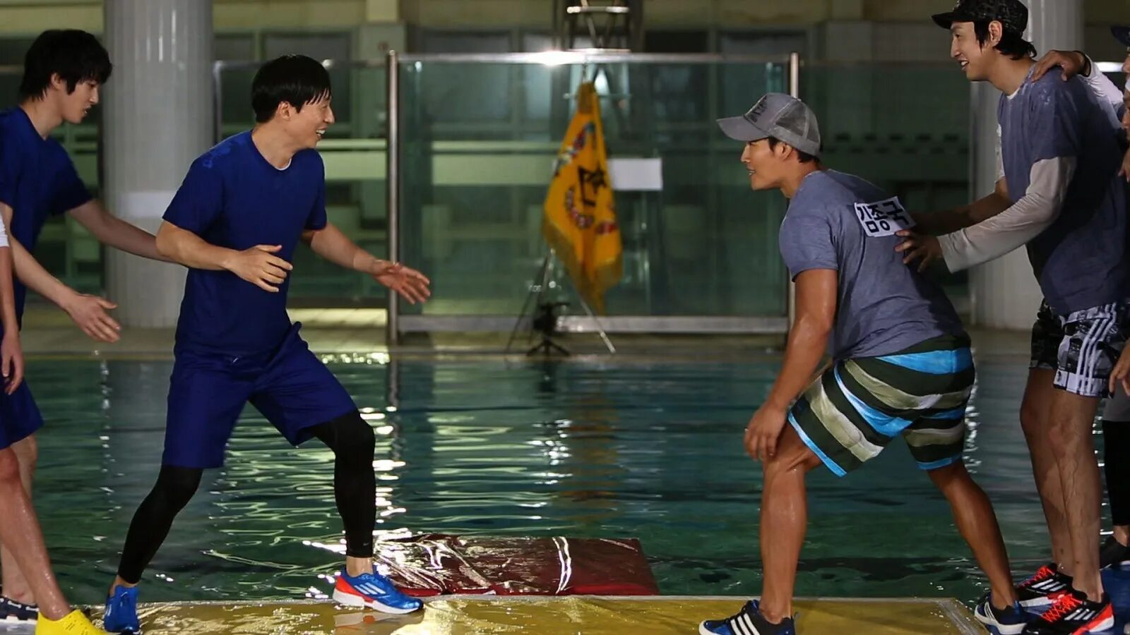 Со мин бегущий человек. Running man чонхва. бегущий человек игры в бассейне. ким су ро бегущий человек. ким мин-гю бегущий человек.