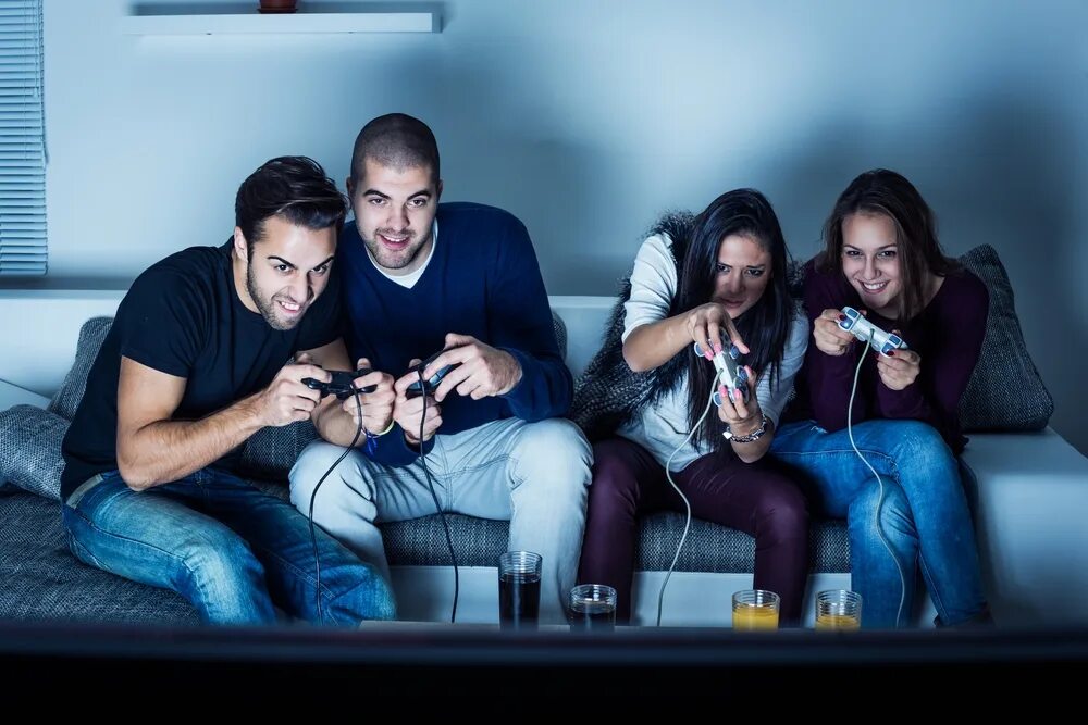 Игры с друзьями 5 человек. Человек играющий в приставку. Люди играющие в Видеоигры. Группа друзей. Человек играет в плейстейшен.