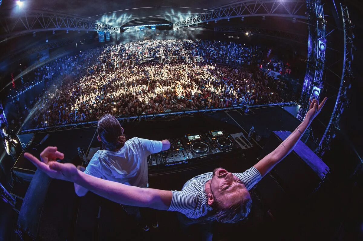 Dimitri vegas like mike&#039;s. Дмитрий вегас и лайк майк. фото топ 100 диджеев. dmitriy vegas and like mike tomorrowland 2025. dimitri vegas &amp; like mike, r3hab, prezioso - shooting darts.