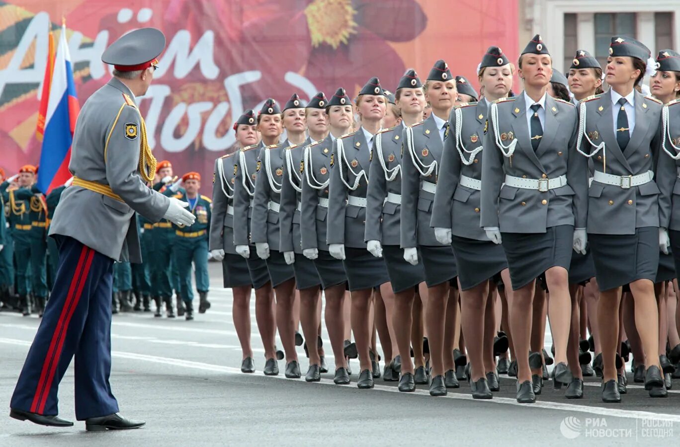 24 июня женщины. Девушки на параде. Военный парад. Девушки в форме на параде. Женская парадная Военная форма.