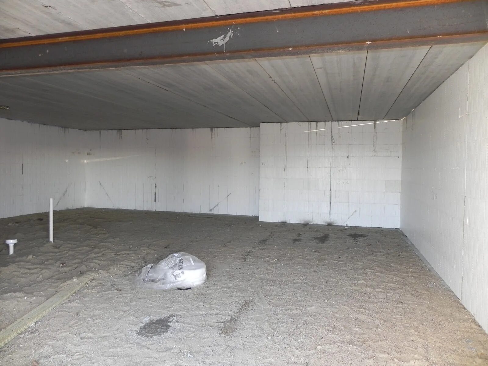 Under garage. Under garage. Under garage. Подземный гараж. Машина на подземной парковке.