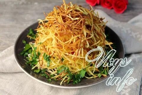 Салат с курицей и жареной картошкой соломкой