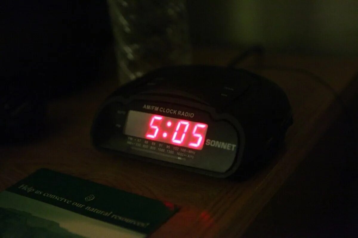 Будильник алиса. Будильник на 05:00. Часы будильник. Будильник 5 30. Будильник 6 утра.