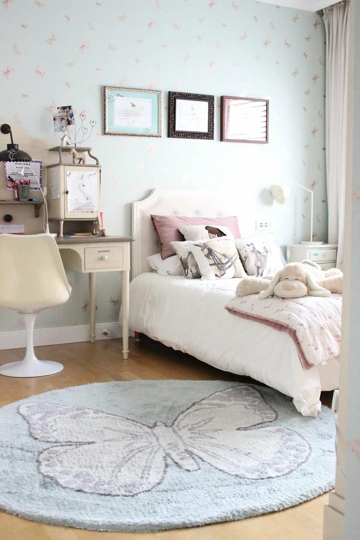 Иди в комнату 6. Фильм 1408 дверь. Фотообои для спальни мальчика подростка. Шел в комнату попал в другую. Надписи на стенах.