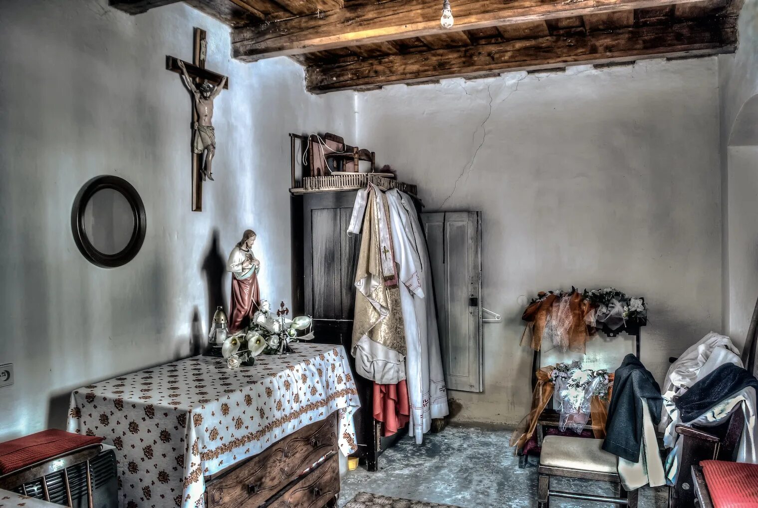 Комната священника. Комната священника. Кельи монахов валаамского монастыря. Таинство исповеди в католической церкви. Голгофа кадры из фильма.