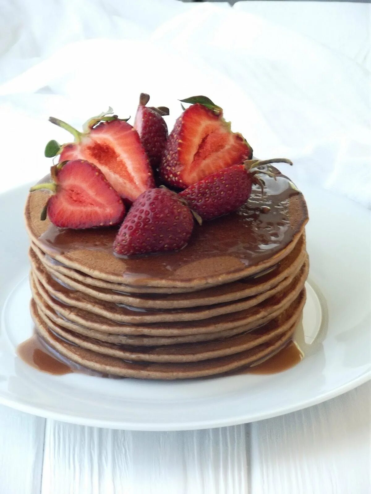 рецепт панкеек с шоколадом. шоколадные панкейки с какао на молоке. американские панкейки с нутеллой. шоколадные панкейки. шоколадные панкейки пп.