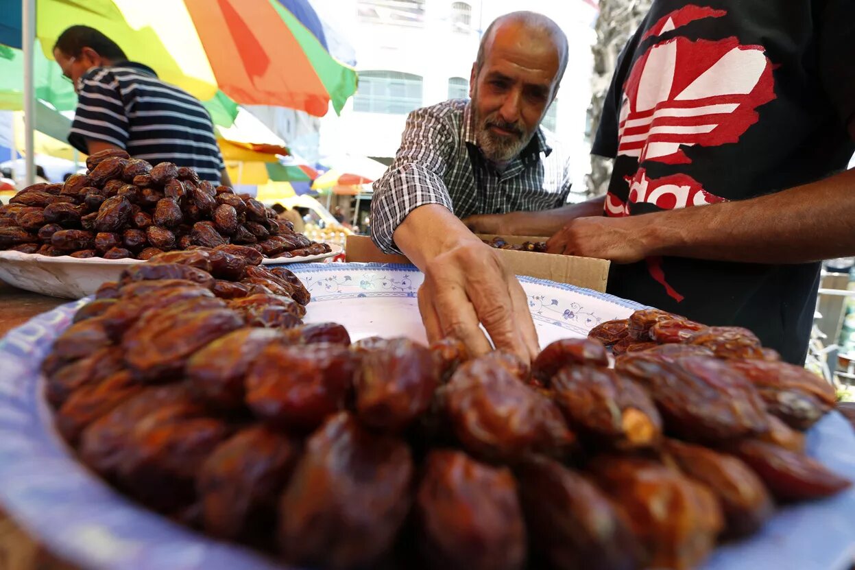 Ramadan финики. Продавец фиников. Ифтар финики. Кушает финик. Финики во время рамадана