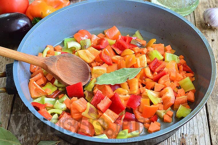 Овощное рагу с кабачками без мяса. Овощное рагу с кабачками. Рагу из кабачков с овощами. Рагу из овощей нарезка. Тушёные овощи крупными кусками.