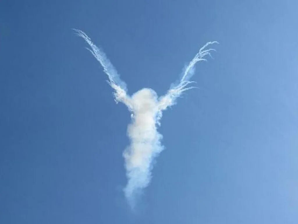 Ангел на облаке. Ангелочек в небе. Облака. Облако в форме птицы. Крылья в небе.