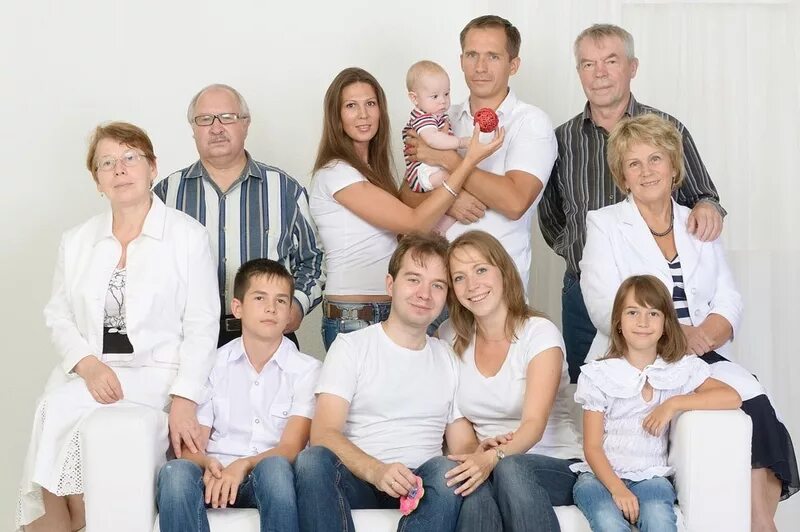 Большая семья. Семья несколько поколений. Фотосессия большой семьи. Большая семья поколения. Ковид семей