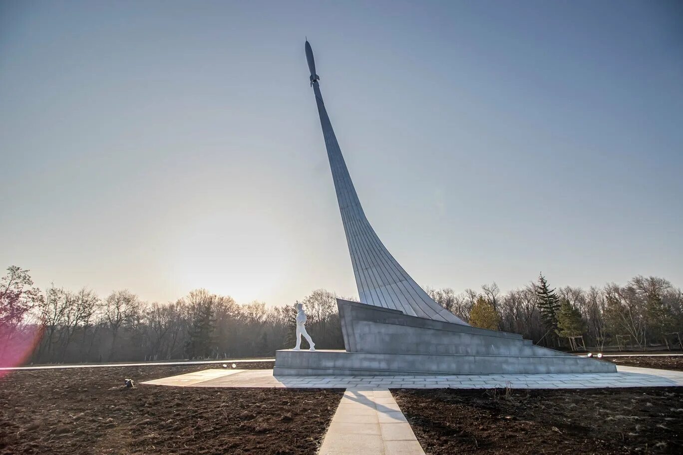 Памятник первому полету в космос. Парк покорителей космоса Саратов Гагарин. Парк Юрия Гагарина Саратов. Парк приземления Гагарина Энгельс. Парк покорителей космоса в Энгельсе.