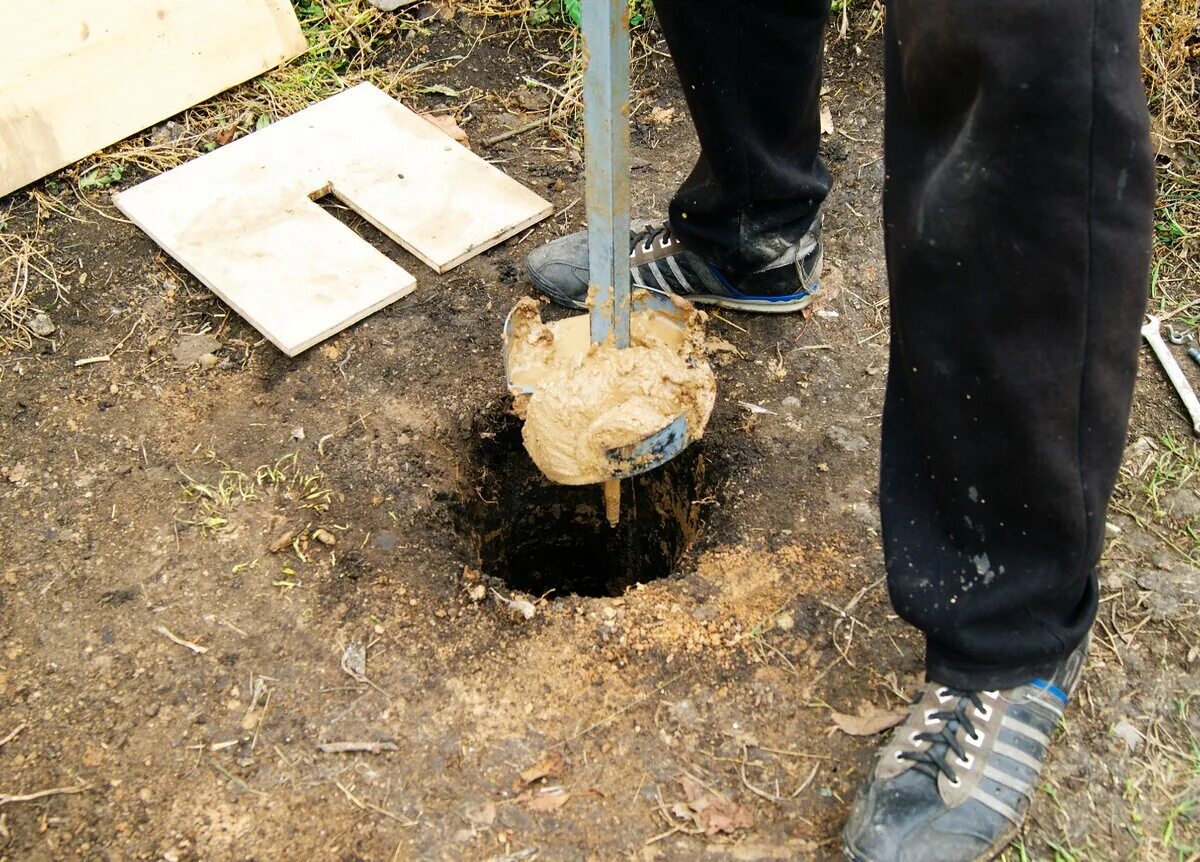 Бурение скважин вручную. Бур для скважины под воду. Бур для водяной скважины. Бурение скважины ручным буром. Ручной бур для скважины